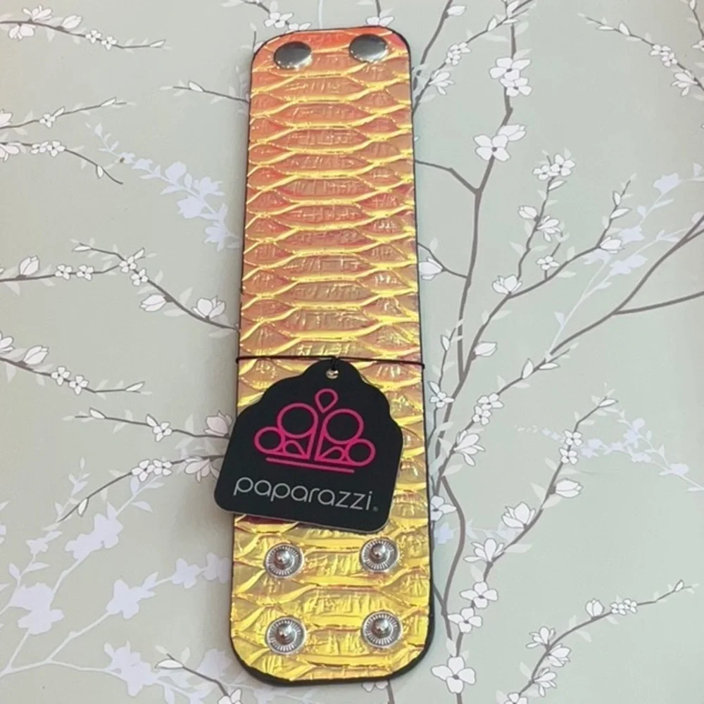 ❄️ Paparazzi | Shimmering Gold Bracelet Galactic Galapagos Urban Snap Bracelet